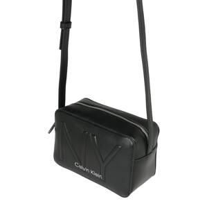 Calvin Klein Taška cez rameno 'MUST PSP20 CAMERABAG NY'  čierna