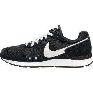 Nike Sportswear Nízke tenisky 'Venture Runner'  čierna / biela
